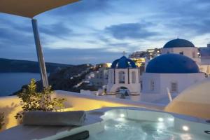 Bluedome Cavehouses Santorini, Oia