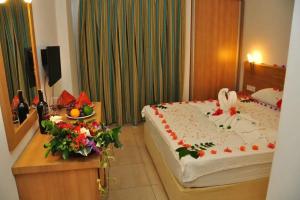 Selenium Hotel, Side