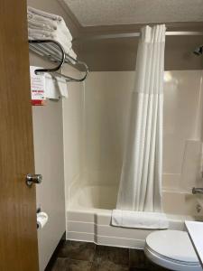 Super 8 by Wyndham Bismarck - 17