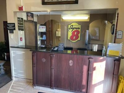 Super 8 by Wyndham Bismarck - 79