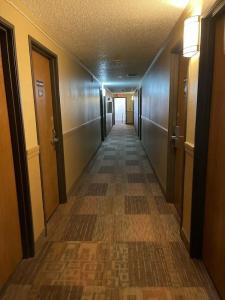 Super 8 by Wyndham Bismarck - 33