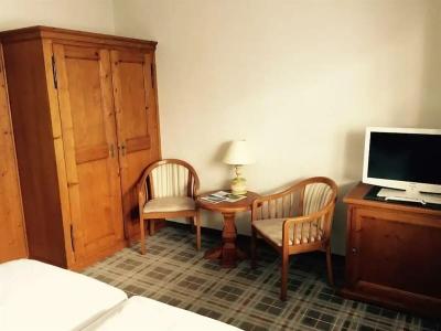 Blaue Gams ***S - 83