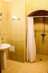 Three Crowns Residents - 49