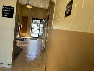 Super 8 by Wyndham Bismarck - 35