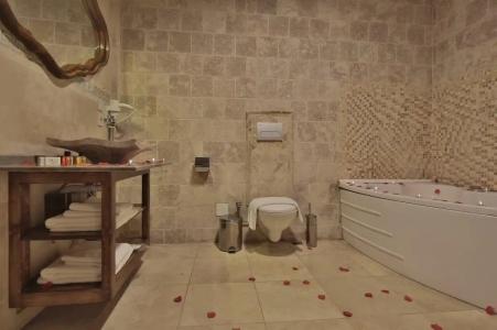 Shoestring Cave House - 66