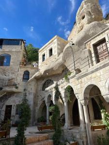 Shoestring Cave House - 7