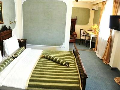 Queen's Astoria Design - 70