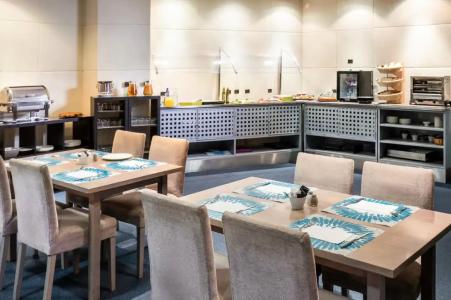 Rafaelhoteles Piramides - 39