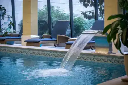 Queen's Court & Residence - 3