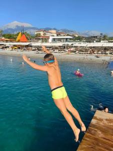 Sailor's Beach Club - 34