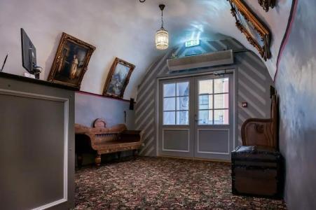 Three Crowns Residents - 52