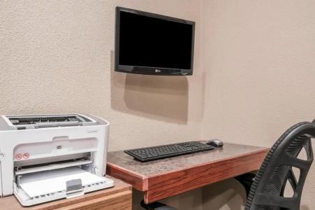 Super 8 by Wyndham Bismarck - 77