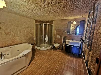 Falcon Cave Suites - 90