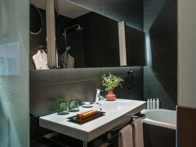 Grand Central, Small Luxurys - 83