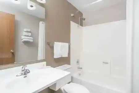 Super 8 by Wyndham Bismarck - 4