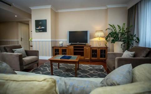Queen's Court & Residence - 63