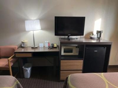 Super 8 by Wyndham Bismarck - 86