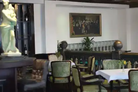 Queen's Astoria Design - 89