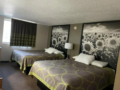 Super 8 by Wyndham Bismarck - 32