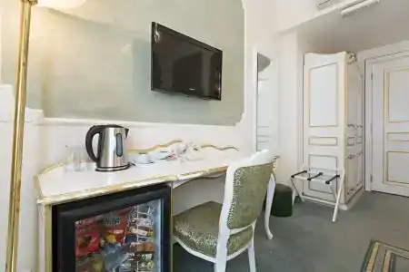 Queen's Astoria Design - 98