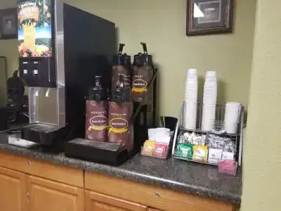 Super 8 by Wyndham Bismarck - 2