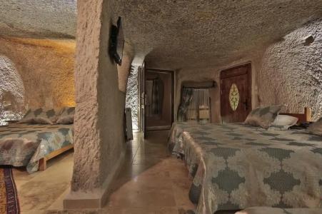 Shoestring Cave House - 67