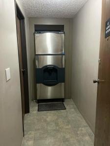 Super 8 by Wyndham Bismarck - 62