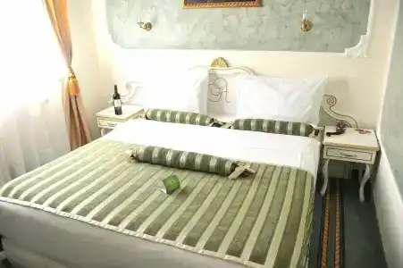 Queen's Astoria Design - 46