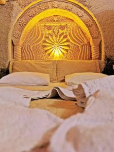 Falcon Cave Suites - 8