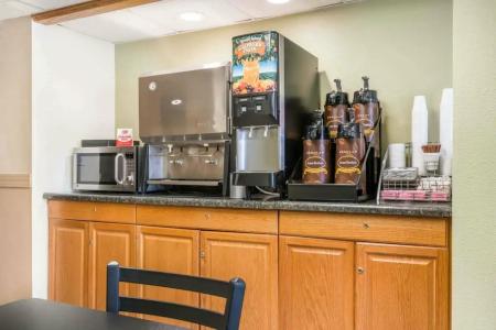 Super 8 by Wyndham Bismarck - 26