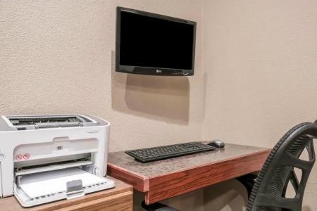 Super 8 by Wyndham Bismarck - 84