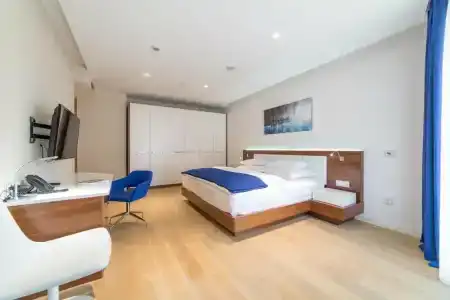 TQ Plaza - 60