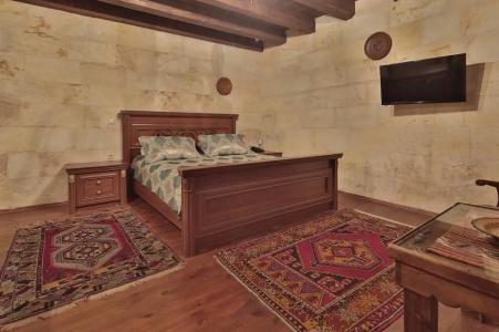 Shoestring Cave House - 44