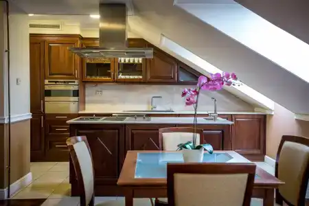 Queen's Court & Residence - 18