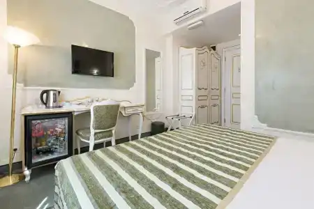 Queen's Astoria Design - 30