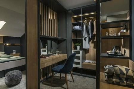 Rosslyn Thracia Sofia - 19