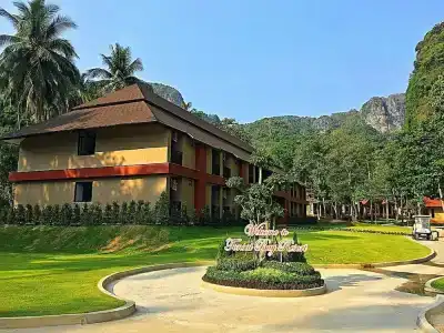 Tonsai Bay Resort