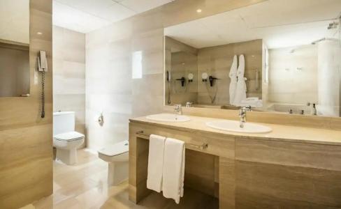 Ilunion Almirante - 82