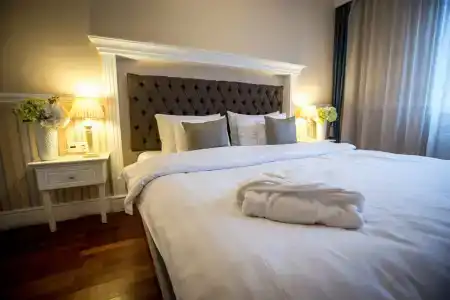Queen's Court & Residence - 6
