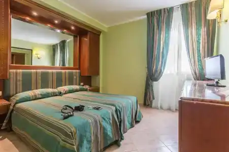 Raeli Siracusa - 53