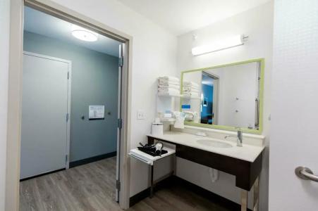 Hampton Inn Bismarck - 49