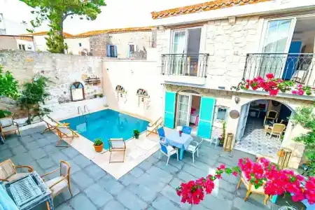 Alacati Asmali Konak