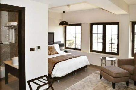 Ambassador, a Boutique - 86