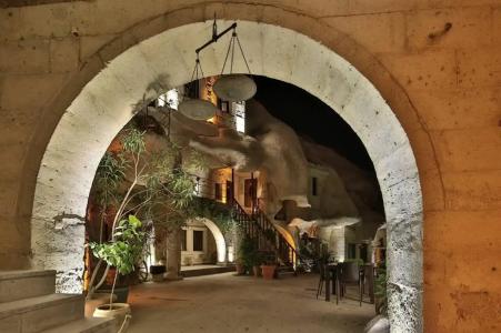 Shoestring Cave House - 14