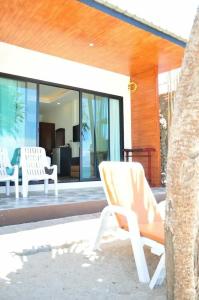 Lanta Seafront Resort - 8