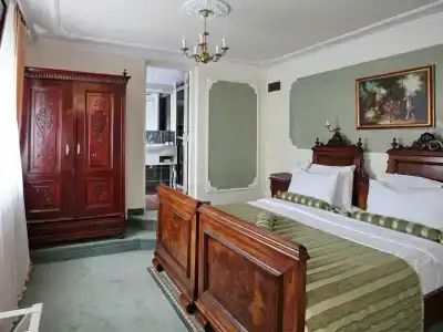 Queen's Astoria Design - 67