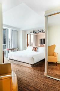 Mondrian Park Avenue - 90