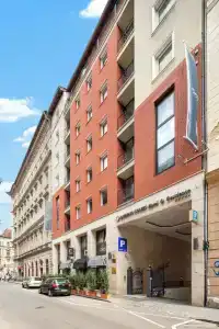 Queen's Court & Residence