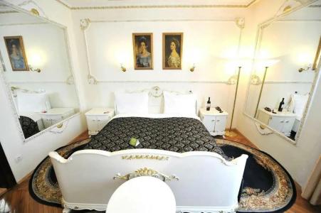 Queen's Astoria Design - 25