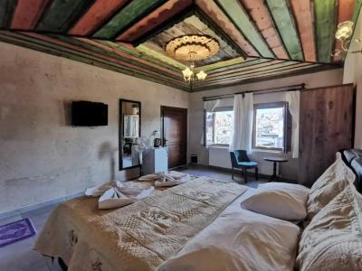 Falcon Cave Suites - 14